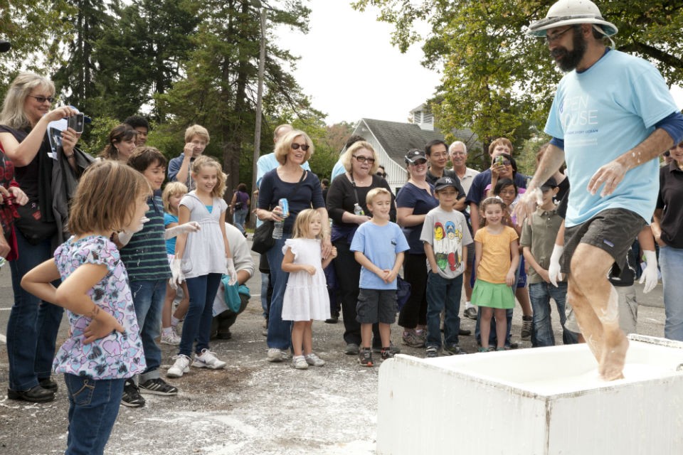 In his “Bathtub Science” demonstration, geophysicist Marc Spiegelman shows how cornstarch mixed with water, like rocks at different depths, can be solid enough to dance on but also viscous enough to flow. Photo by Wade Martzall. Marc Spiegelman dances on cornstarch mixed with water in a bathtub