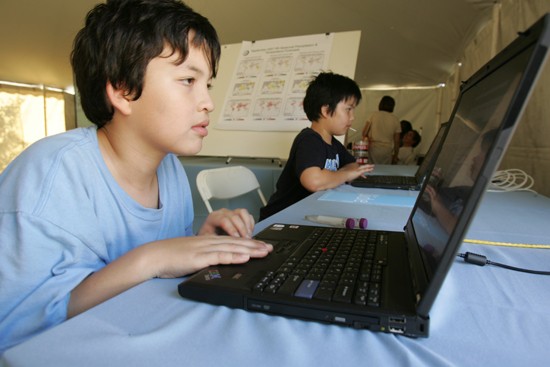 children play on laptops